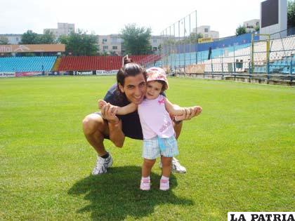 Gabriel Viglianti con su pequeña hija Martina que nació en Bolivia 