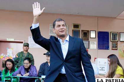 El mandatario ecuatoriano, Rafael Correo ejerció su derecho al voto