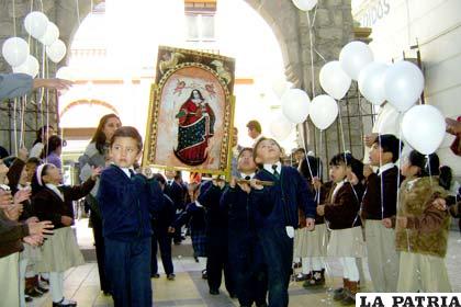 Estudiantes del Bethania ingresando al Templo de San Francisco con la imagen de la Virgen Candelaria