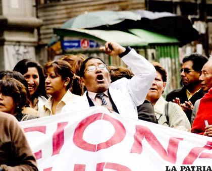 Maestros y trabajadores en salud protestan contra posibles descuentos