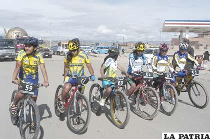 Las damas también practican la disciplina del ciclismo