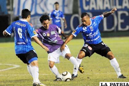 Loayza disputa el balón con Gómez