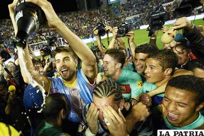 Gerald Piqué, celebra el título, junto a sus compañeros