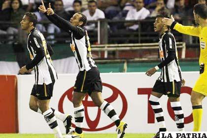 Jugadores de Santos, celebran el triunfo de visita