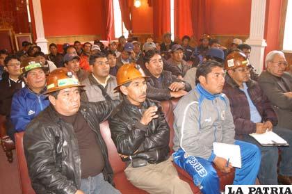 Los cooperativistas mineros de Poopó durante la reunión en la Alcaldía