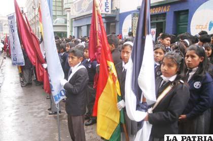 Acto central de homenaje al aniversario 75 de la escuela Adolfo Mier, ayer por la mañana