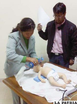 Profesionales en enfermería realizan examen práctico de Reanimación Neonatal