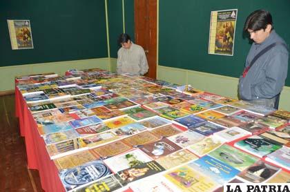 Libros que se exponen y comercializan en la Casa de la Cultura “Simón I. Patiño”