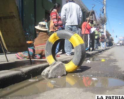 El asfalto tiene huecos en las calles Velasco Galvarro y Adolfo Mier