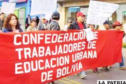 Los maestros se movilizarán rechazando los descuentos que hizo el gobierno por acatar la huelga general indefinida convocada por la COB