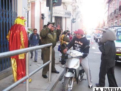 El Cap. Villarroel exige el casco de seguridad al motociclista