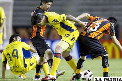 Una acción del partido Jaguares ante Cerro Porteño (1-1)