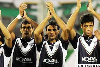 Integrantes de Vélez Sarsfield celebran la punta 