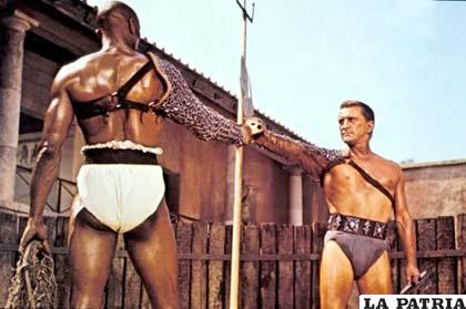 El principio de la rebelión: Espartaco se enfrenta con Draba
(Woody Strode) y éste le perdona la vida...
