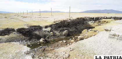 Chilenos enmallan la zona fronteriza con Bolivia y cortaron el cauce en el sector chileno del río Isluga, dejando sin el líquido elemento a pobladores de Pisiga Bolívar