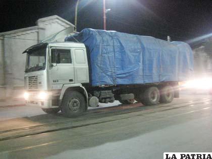 Uno de los once camiones incautados en operativo aduanero