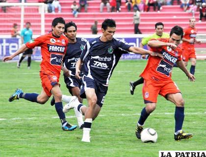 Una escena del partido de ida entre Real Mamoré y Universitario