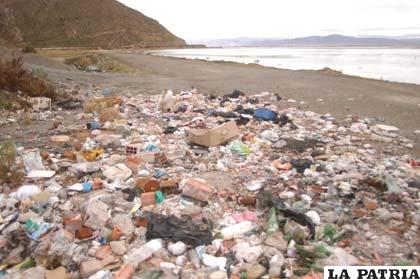 Personas inescrupulosas echan basura a orillas del Lago Uru – Uru