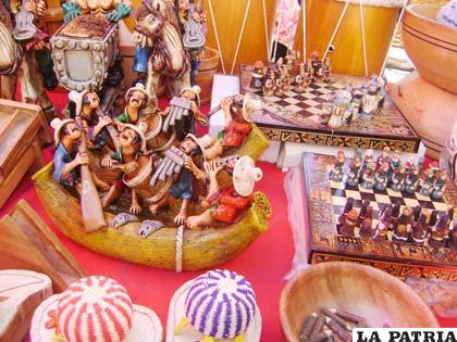 Artículos fabricados y elaborados en barro, cerámica y madera la atracción de la Feria Oruro Moderno