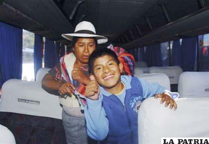 Franklin Villca junto a su madre Zenobia Huanaco