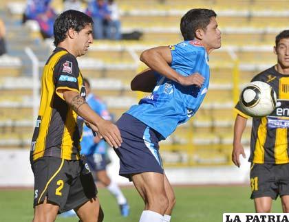 Oscar Díaz intenta dominar el balón