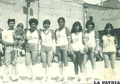 El equipo de 1977, que por primera vez logra el título de campeón del voleibol de la primera de honor