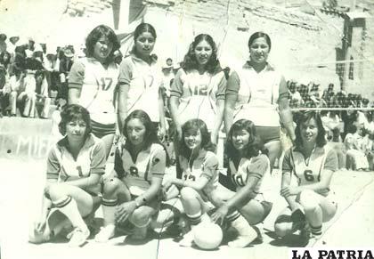 El sexteto de ENSO bicampeón en 1978, asistiendo al campeonato de esa gestión de clubes campeones que se realizó en la ciudad de Potosí
