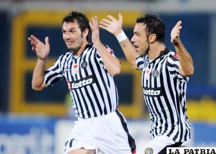 Jugadores de Udinese celebran el triunfo