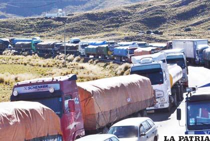 Más de 300 camiones detenidos en frontera con Perú
