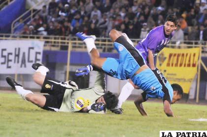 El partido entre Aurora y Real Potosí se disputó con mucha fuerza