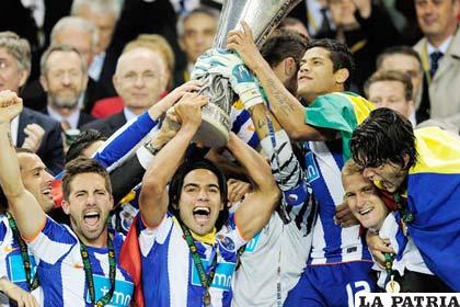 Falcao levanta el trofeo de campeón de la Europa Ligue