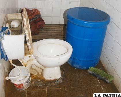 Los baños en la Casa del Deportista están completamente deteriorados