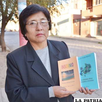 Escritora orureña, Práxides Hidalgo, junto a sus dos nuevas producciones literarias