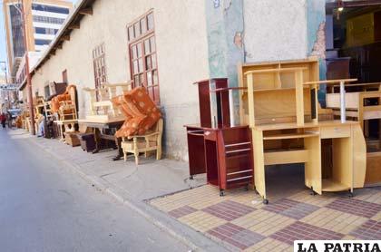 Muebles en la calle Murguía y Velasco Galvarro
