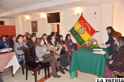 Participantes del XXI Congreso Nacional Ordinario de la Federación Boliviana de Mujeres Profesionales Universitarias