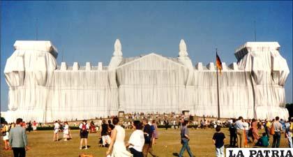 El Parlamento de Berlín fue cubierto con 100.000 metros cuadrados de tela brillosa color plata y cuerdas de nylon