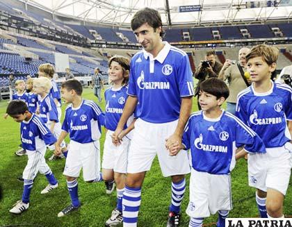 Raúl junto a los niños en el estadio de Schalke