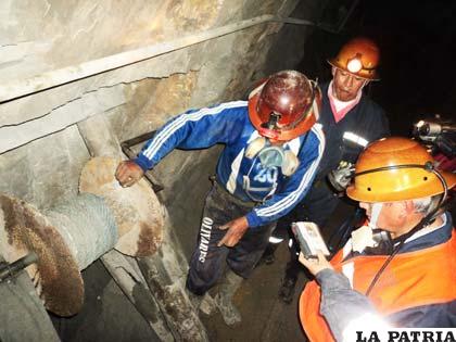Un trabajador minero muestra la precariedad con la que se trabaja en el centro minero Huanuni