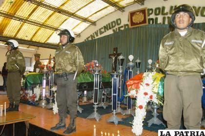 Velorio de los policías orureños desaparecidos el pasado 2010 en Uncía (Foto archivo)