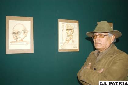 Artista Jesús Céspedes, junto a sus creaciones en caricatura