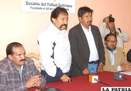 Directivos del Oruro Royal junto al entrenador Apaza