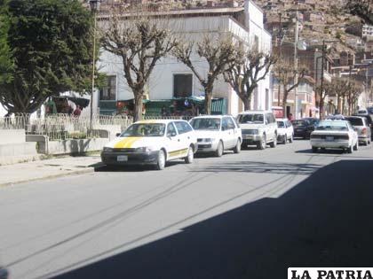 Conductores estacionaron a menos de diez metros de la puerta principal del Hospital General “San Juan de Dios”