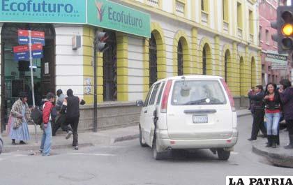 Encapuchados llegan para cometer el asalto