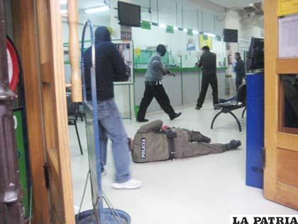 Reducen a un policía y piden el dinero para luego escapar