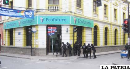 Entran a la entidad financiera