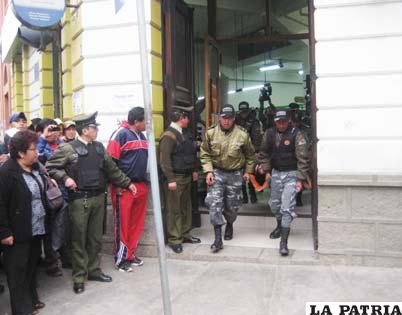 Una de las víctimas es sacada del edificio rumbo a la morgue