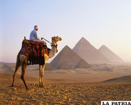 Los dos nuevos hallazgos están ubicados en Saqqara, situada a unos 30 kilómetros de El Cairo