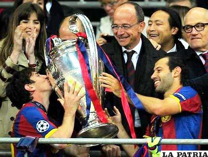 Messi y Mascherano levantan el trofeo de campeón