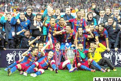 Jugadores del Barcelona, lucen orgullosos el trofeo de campeón