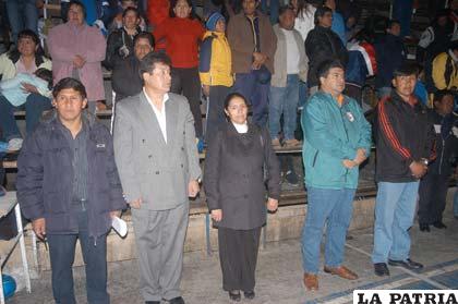 Inés Humacayo junto a los dirigentes del fútbol de salón